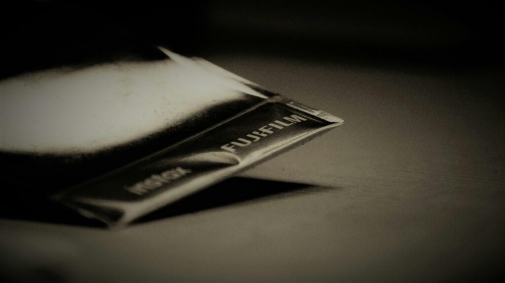 Grayscale-Aufnahme eines Fujifilm-Pakets als Symbolbild für Fotografie und Technik-Themen im Magazinartikel