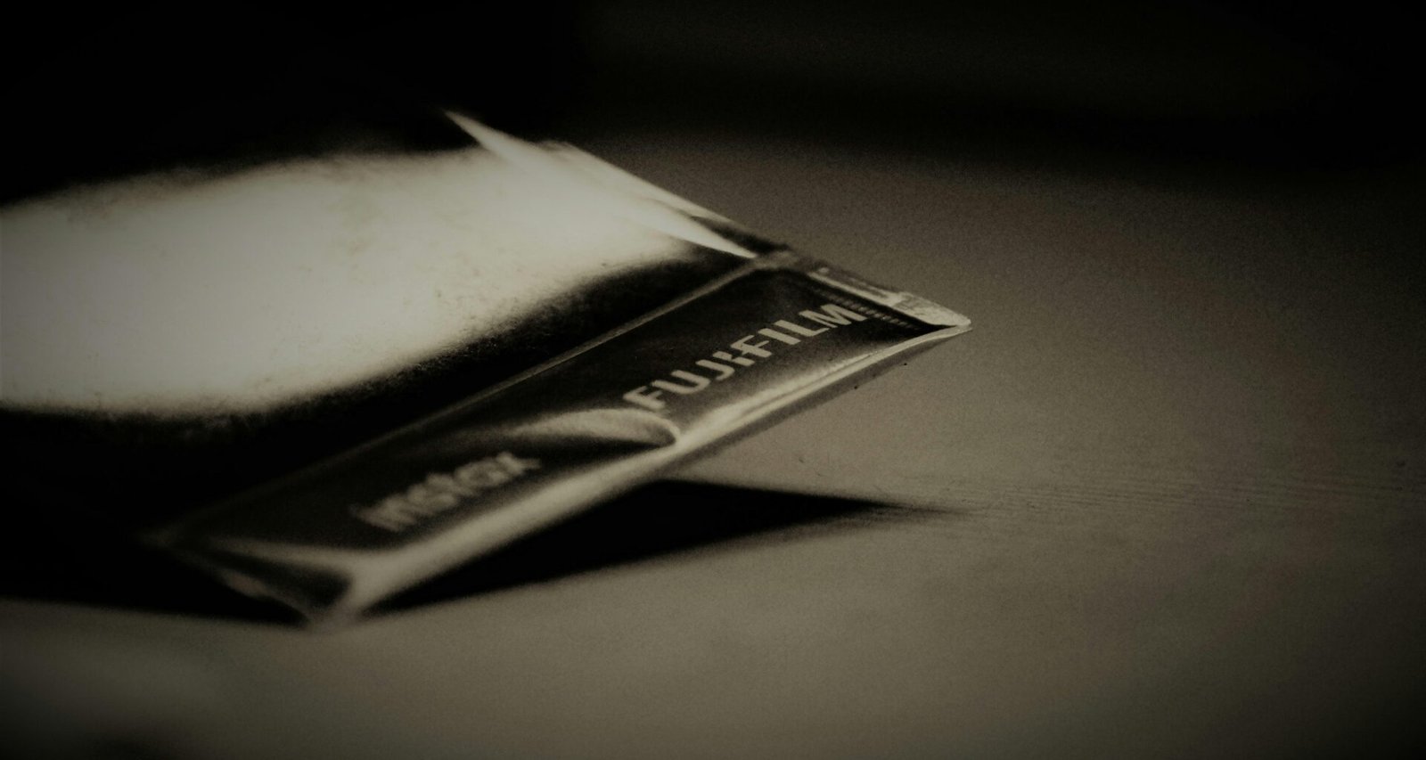 Grayscale-Aufnahme eines Fujifilm-Pakets als Symbolbild für Fotografie und Technik-Themen im Magazinartikel