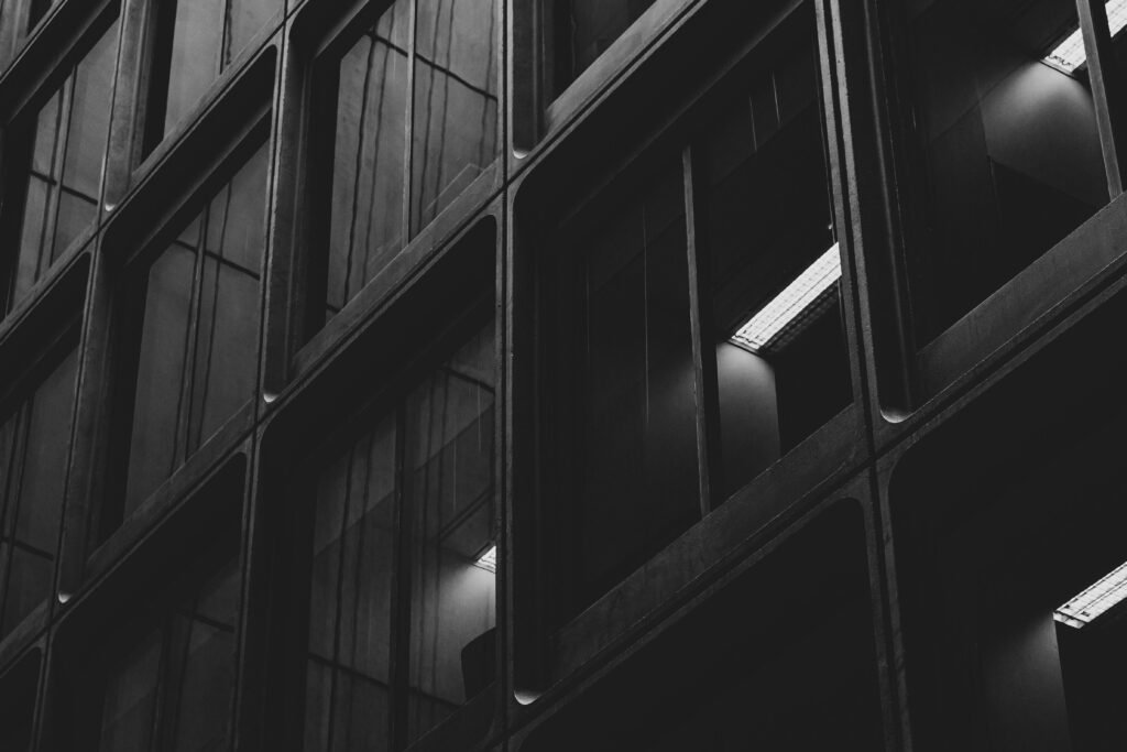 Schwarz-weiß Aufnahme eines modernen Gebäudes mit markanten Linien und klaren architektonischen Details