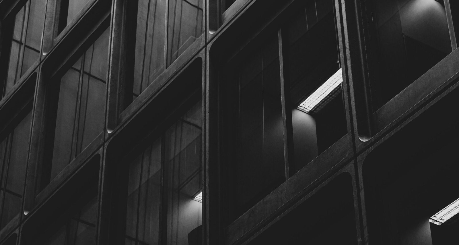 Schwarz-weiß Aufnahme eines modernen Gebäudes mit markanten Linien und klaren architektonischen Details