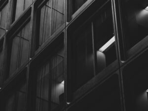 Schwarz-weiß Aufnahme eines modernen Gebäudes mit markanten Linien und klaren architektonischen Details