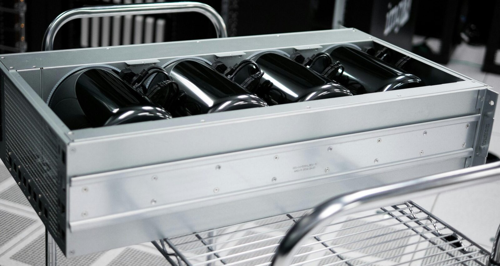 Graues, rechteckiges Etui in Schwarzweißaufnahme auf einem Drahtregal – modernes, schlichtes Design im Fokus