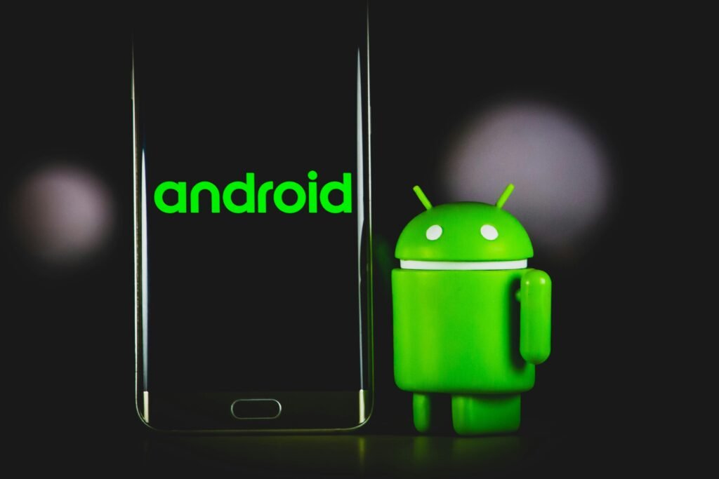 Grüne Frosch-Schutzhülle für iPhone platziert neben schwarzem Samsung Android-Smartphone auf heller Oberfläche