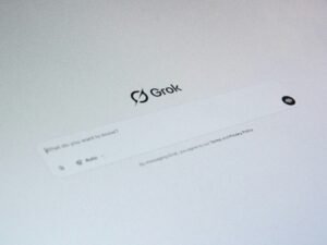 Das Interface von Grok AI zeigt einen Nutzerfrage-Prompt auf einem hellen Bildschirm, Fokus auf moderne Bedienoberfläche.