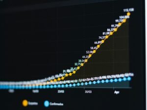 Nahaufnahme einer grün-gelben Perlenkette, die filigran angeordnet ist und verschiedene Farben zeigt