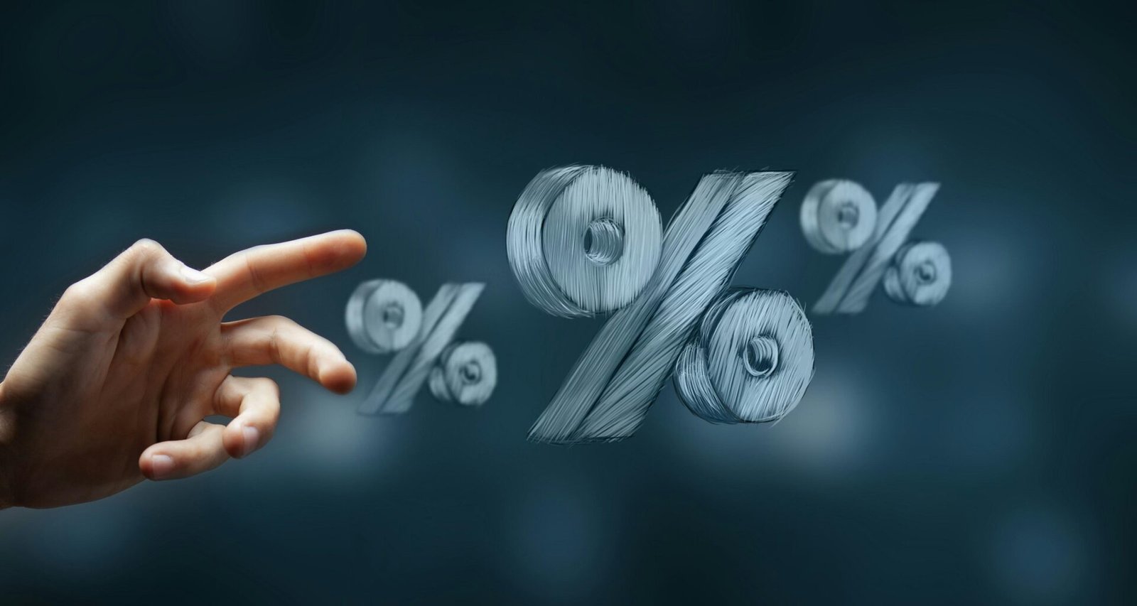 Eine Hand, die nach mehreren schwebenden Prozentzeichen greift. Symbolisiert Rabatte, Zinsen oder finanzielle Vorteile.