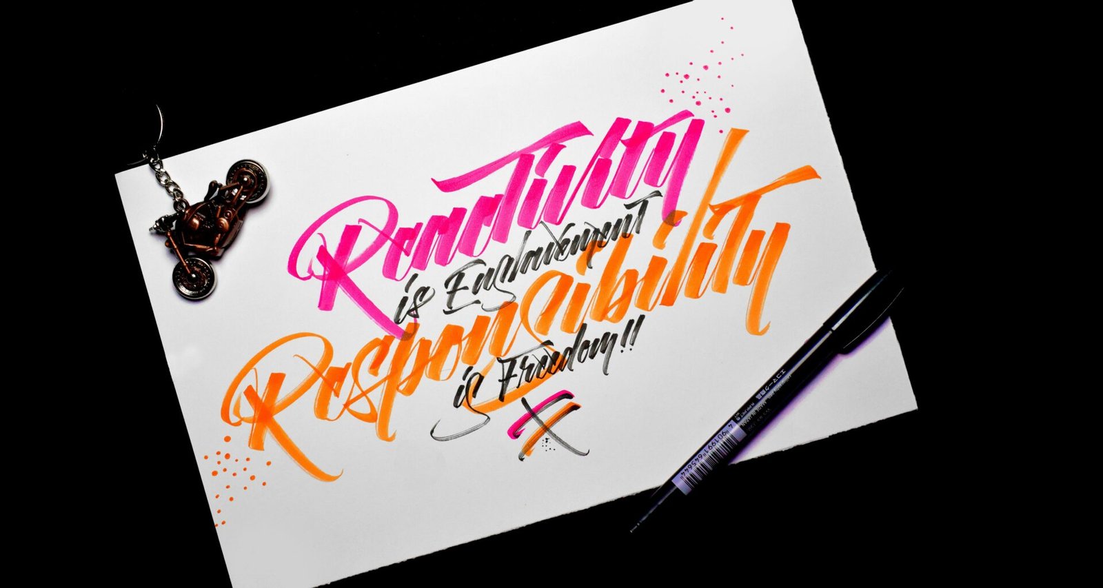 Eine stilvolle Geburtstagskarte mit dem Schriftzug Happy Birthday to You liegt auf einem Tisch.