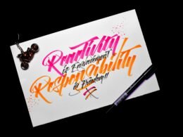 Eine stilvolle Geburtstagskarte mit dem Schriftzug Happy Birthday to You liegt auf einem Tisch.