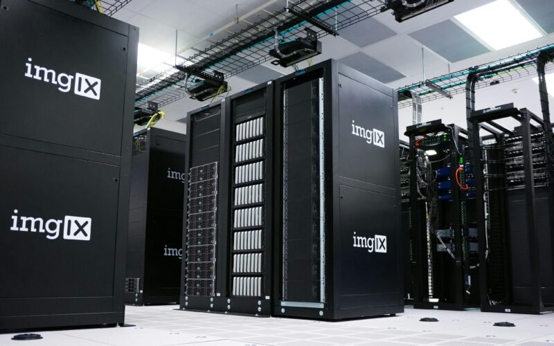 Mining Rig mit mehreren GPUs in einem weiß-grauen Raum, technische Ausstattung im Fokus, passend zum Thema Kryptowährungen