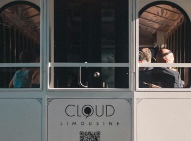 Menschen sitzen und stehen in einer fahrenden Straßenbahn in der Stadt, moderner öffentlicher Nahverkehr