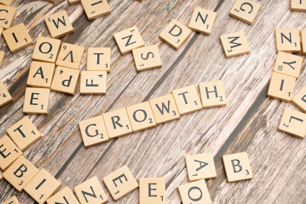 Scrabble-Buchstaben auf Holz bilden das Wort Growth – Symbol für Wachstum im Bereich Online-Marketing und digitale Geschäftsentwicklung.
