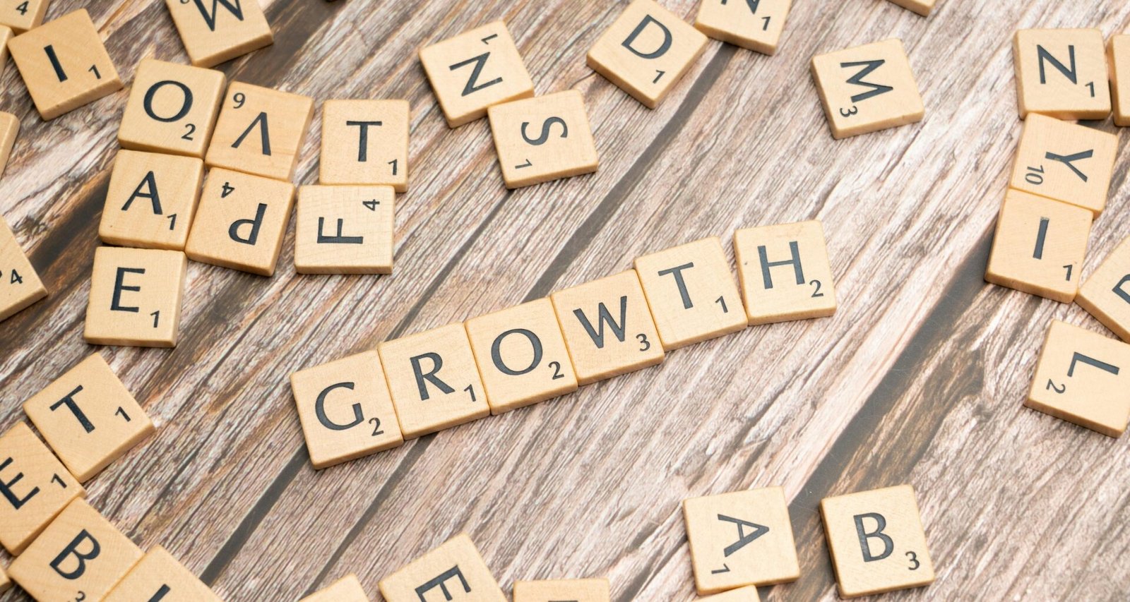 Scrabble-Buchstaben auf Holz bilden das Wort Growth – Symbol für Wachstum im Bereich Online-Marketing und digitale Geschäftsentwicklung.