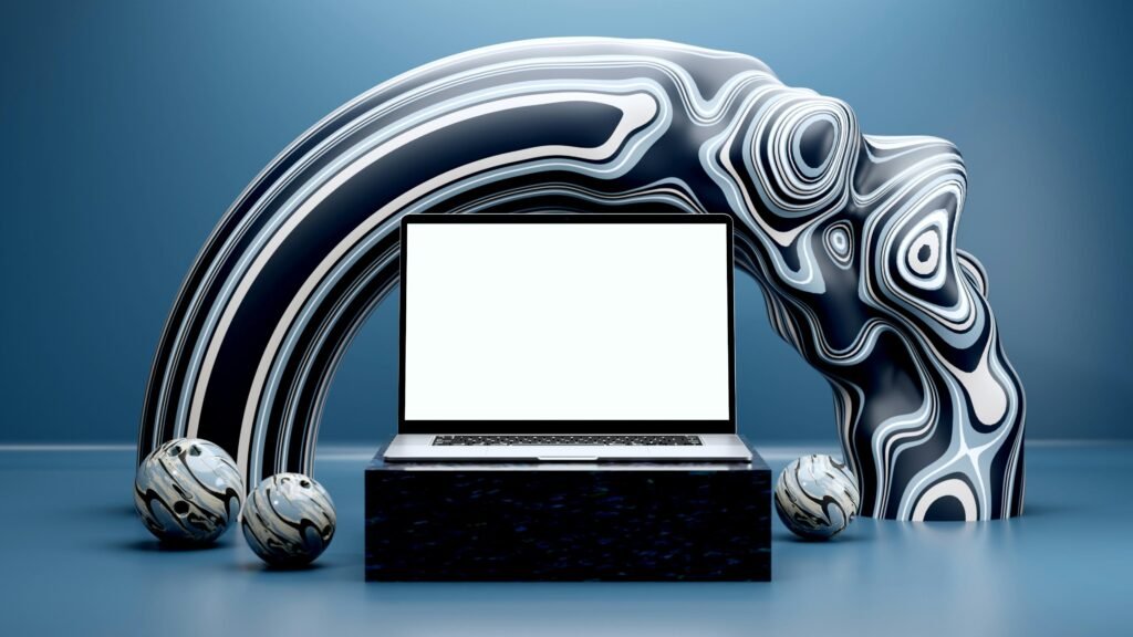 Ein moderner Laptop steht auf einem Podest, umgeben von abstrakten Skulpturen und Kugelobjekten in minimalistischer Umgebung