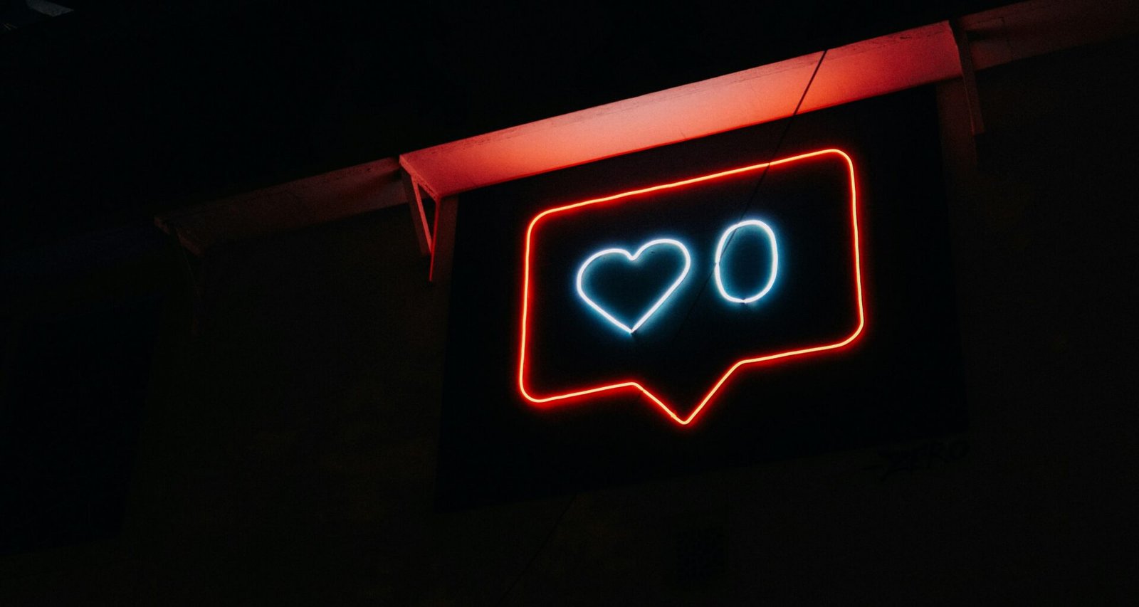 Leuchtendes Neon-Schild bei Nacht, minimalistisch inszeniert, als Beispiel für modernes urbanes Design