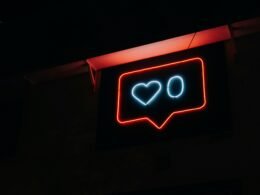 Leuchtendes Neon-Schild bei Nacht, minimalistisch inszeniert, als Beispiel für modernes urbanes Design