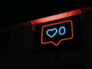 Neonbeschilderung mit leuchtenden Buchstaben, modernes Design und klare Linien, fotografiert in urbaner Umgebung