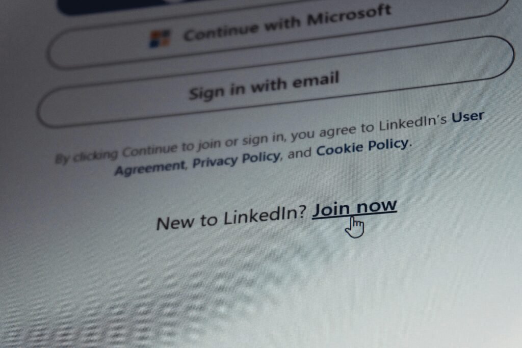 LinkedIn Login-Bildschirm mit sichtbarer Option zur Registrierung und Anmeldefeldern auf einem digitalen Gerät