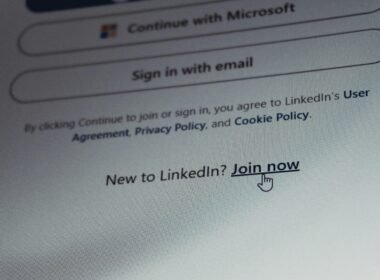 Bildschirm mit LinkedIn Login-Maske und sichtbarer Option zum Erstellen eines neuen Kontos für Nutzer