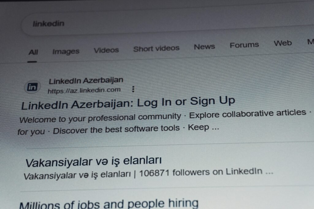 Screenshot der LinkedIn Anmelde- und Registrierungsseite aus Aserbaidschan auf einem Computerbildschirm.