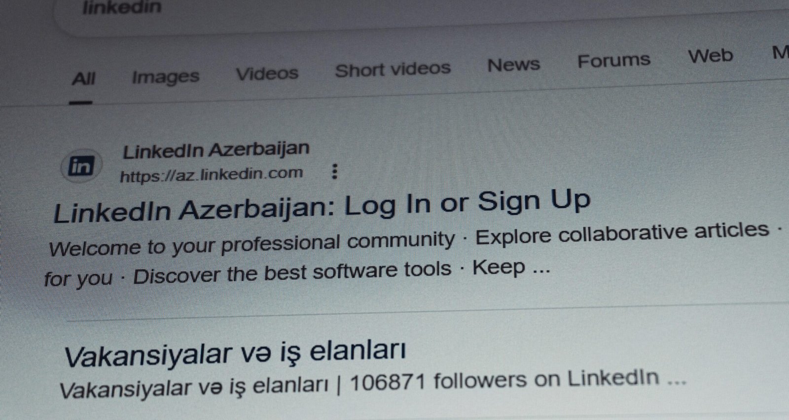 Screenshot der LinkedIn Anmelde- und Registrierungsseite aus Aserbaidschan auf einem Computerbildschirm.