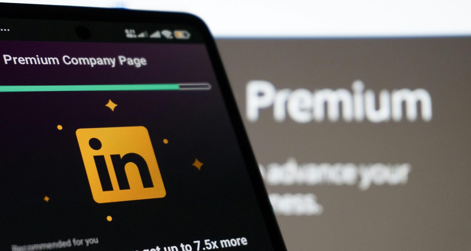 LinkedIn Premium Unternehmensseite wird auf einem Smartphone angezeigt, Nahaufnahme eines Displays mit Unternehmensprofil