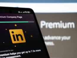 LinkedIn Premium Unternehmensseite wird auf einem Smartphone angezeigt, Nahaufnahme eines Displays mit Unternehmensprofil