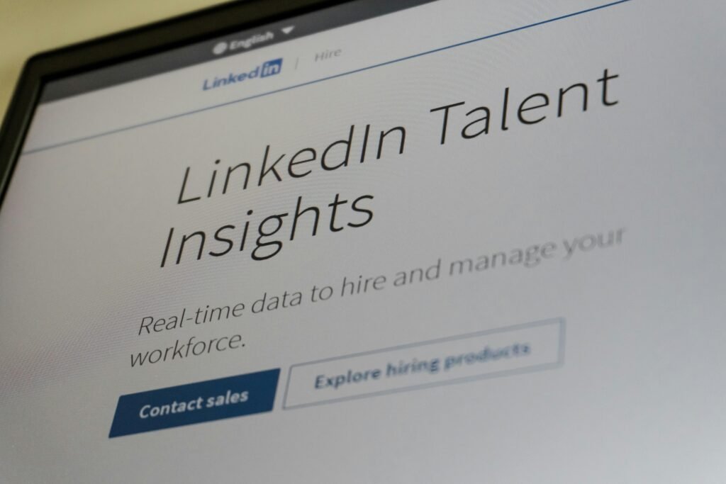 Laptop zeigt die Benutzeroberfläche von LinkedIn Talent Insights mit verschiedenen Analyse-Diagrammen auf dem Bildschirm.