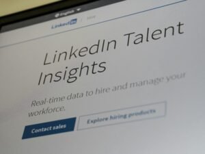 Laptop zeigt die Benutzeroberfläche von LinkedIn Talent Insights mit verschiedenen Analyse-Diagrammen auf dem Bildschirm.