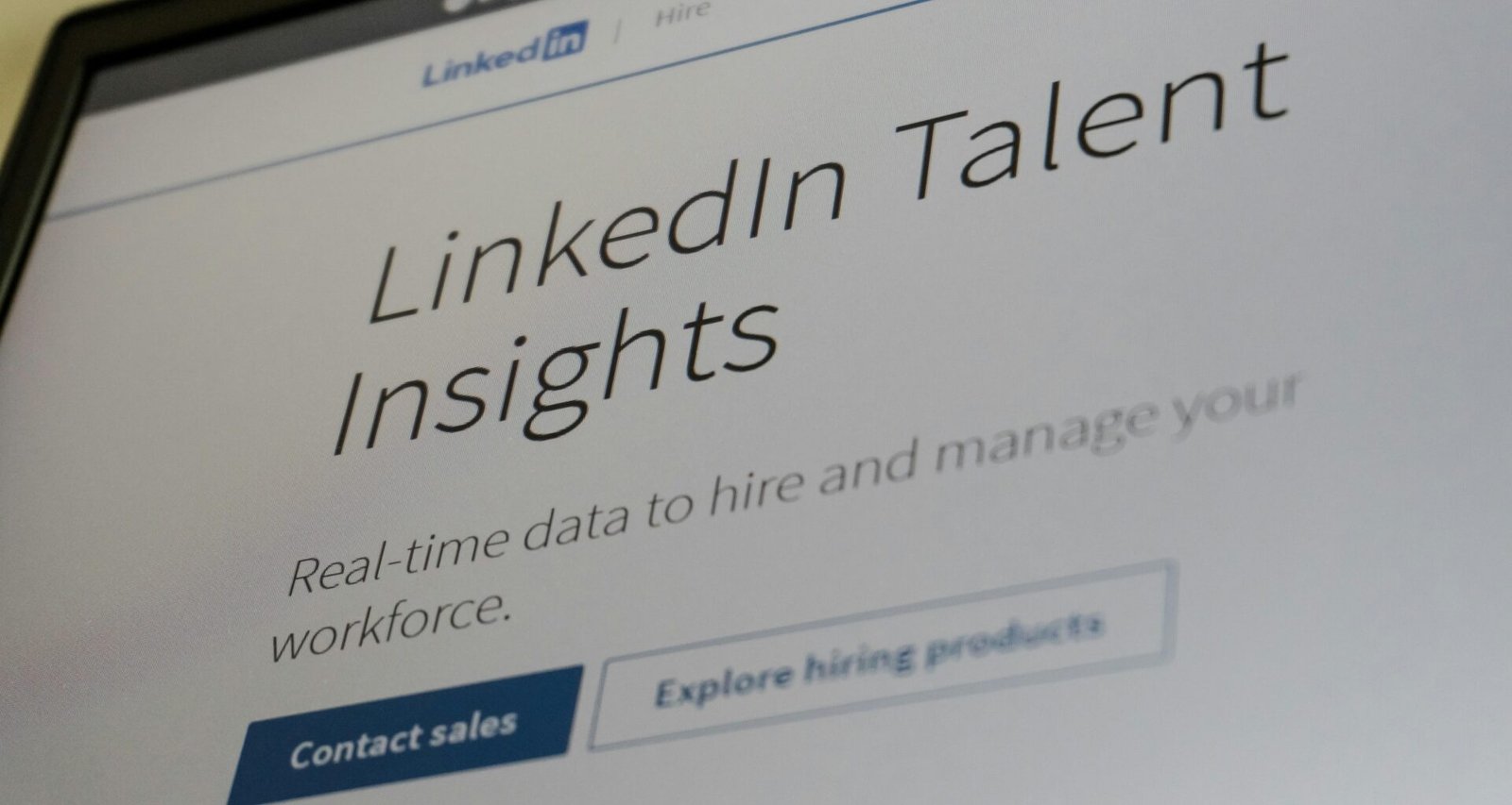Laptop-Bildschirm mit geöffneter LinkedIn Talent Insights Website, Fokus auf Datenanalyse für Recruiting und HR-Bereich