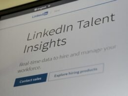 Laptop-Bildschirm mit geöffneter LinkedIn Talent Insights Website, Fokus auf Datenanalyse für Recruiting und HR-Bereich
