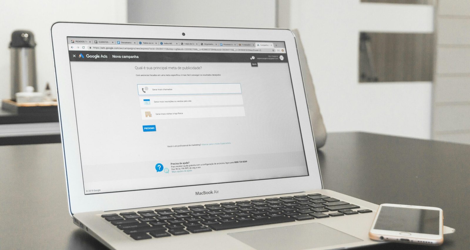 MacBook Air auf einem Tisch mit geöffneter Tastatur, aufgenommen aus einer Seitenansicht, geeignet für Technik-Artikel