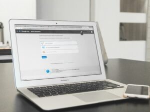 Silbernes MacBook Air geöffnet auf einem hellen Schreibtisch, bereit für produktives Arbeiten im Büro oder Homeoffice