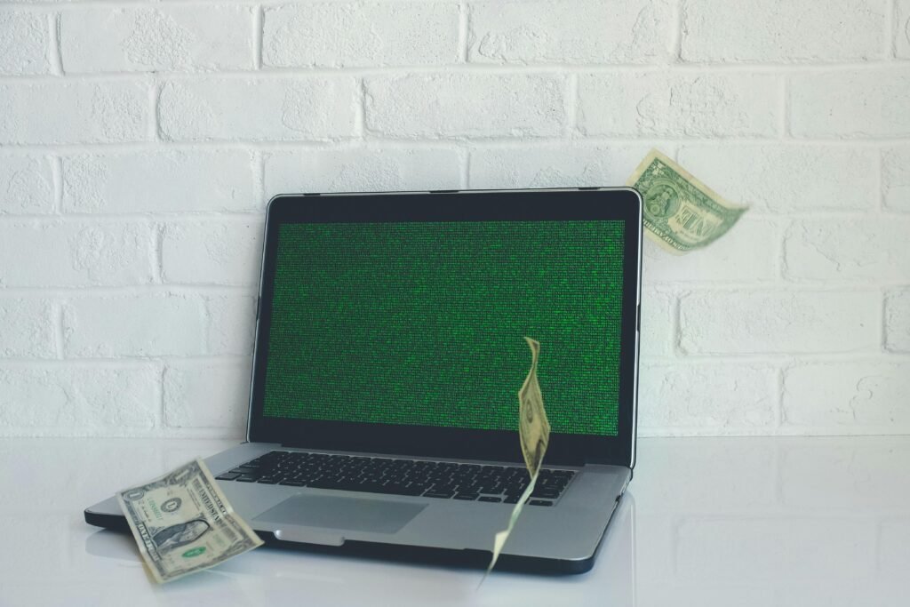 Ein MacBook Pro auf einem Schreibtisch, geöffnet und einsatzbereit, als zentrales Arbeitsgerät für digitale Projekte