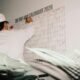 Ein Mann trägt mit Stift Einträge in einen großen Kalender für das Jahr 2026 ein