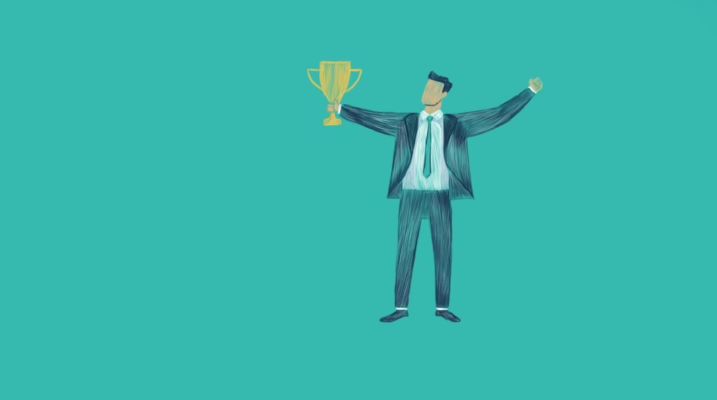 Ein Mann im Anzug steht mit erhobenen Armen und hält eine Trophäe; Gewinner eines Business- oder Marketing-Preises.