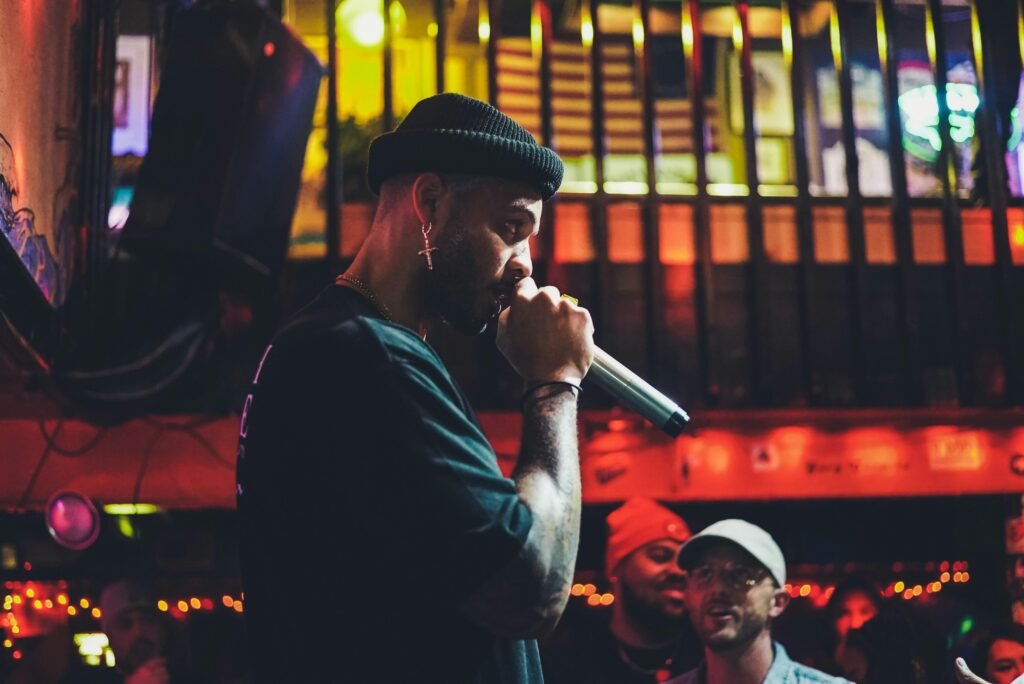 Ein Mann hält ein kabelloses Mikrofon in der Hand. Geeignetes Bild für Artikel über Audiotechnik oder Präsentationstechnologien.