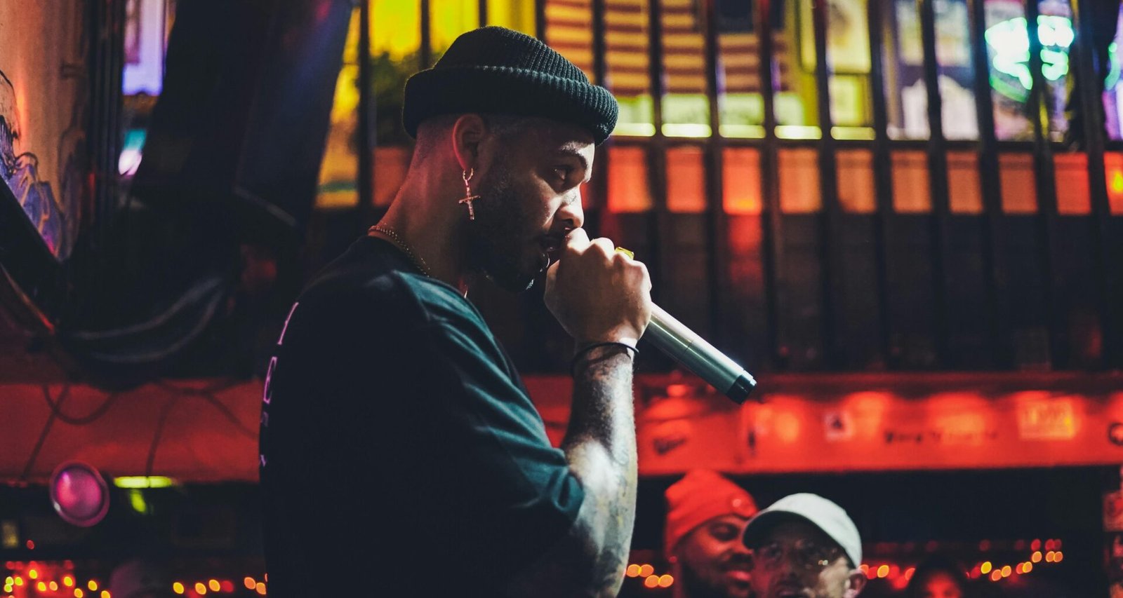 Ein Mann hält ein kabelloses Mikrofon in der Hand. Geeignetes Bild für Artikel über Audiotechnik oder Präsentationstechnologien.