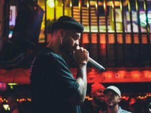 Ein Mann hält ein kabelloses Mikrofon in der Hand. Geeignetes Bild für Artikel über Audiotechnik oder Präsentationstechnologien.