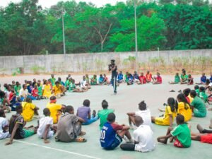 Ein Mann spricht zu einer Gruppe von Menschen, die im Kreis sitzen. Szene für Teamkommunikation oder Workshops.