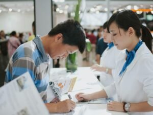 Ein Mann unterschreibt an einem modernen Service-Counter ein offizielles Dokument im Kundendienstbereich.