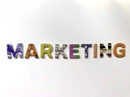 Mehrfarbige freistehende Buchstaben, die das Wort Marketing buchstabieren und Kreativität symbolisieren