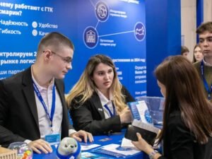 Menschen unterhalten sich und informieren sich an einem Ausstellerstand auf einer Businessmesse