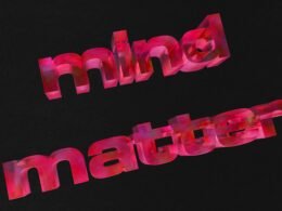 Fotografie des Schriftzugs 'Mind Matter' in pinker und roter Typografie auf hellem Hintergrund, gestaltet von Logan Voss.