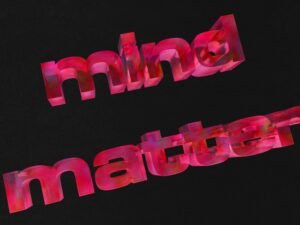 Fotografie des Schriftzugs 'Mind Matter' in pinker und roter Typografie auf hellem Hintergrund, gestaltet von Logan Voss.