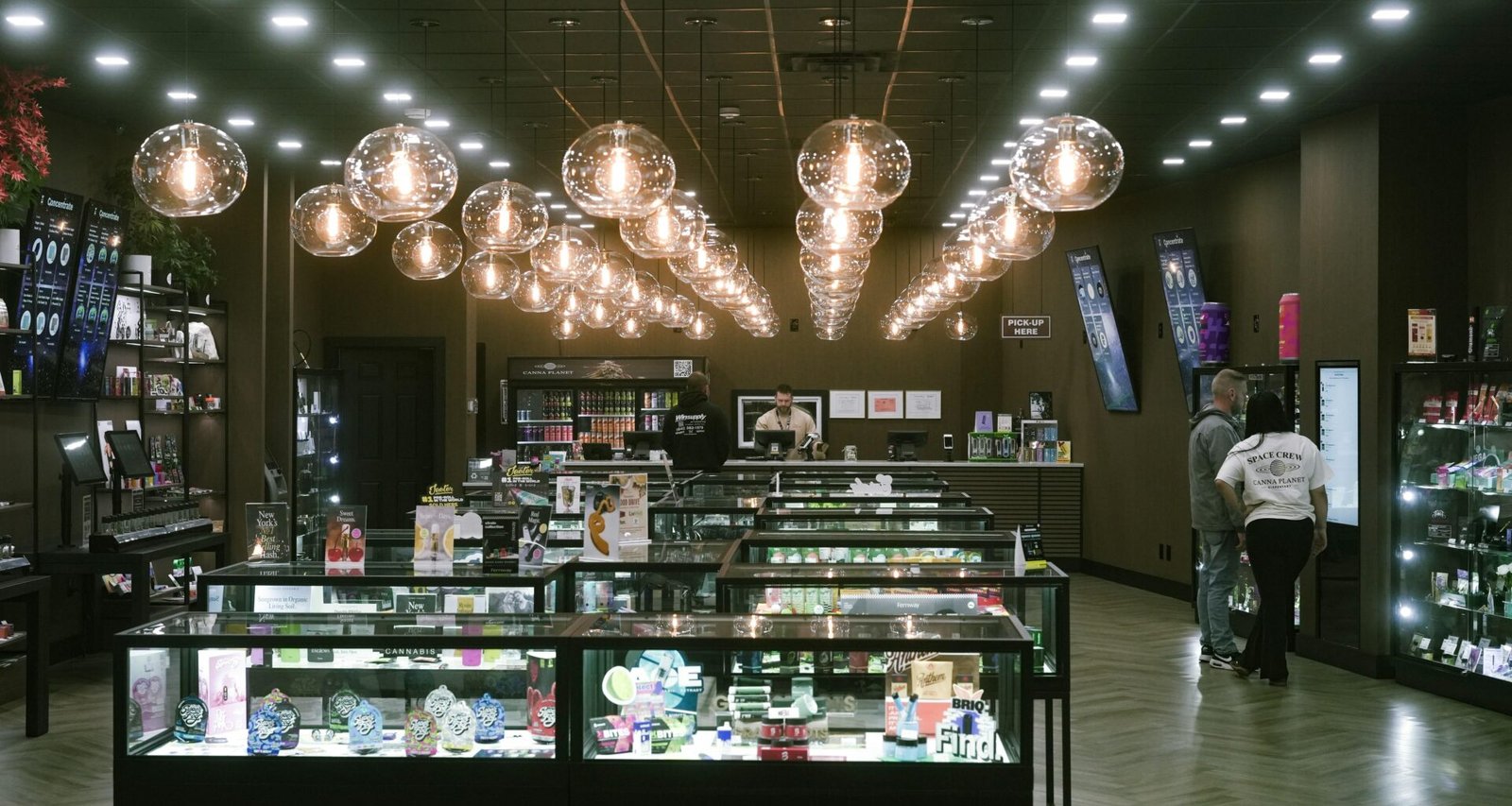 Innenraum eines modernen Einzelhandelsladens mit hellen Vitrinen und funktionaler Beleuchtung, fotografiert von Cova Software