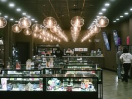 Innenraum eines modernen Einzelhandelsladens mit hellen Vitrinen und funktionaler Beleuchtung, fotografiert von Cova Software