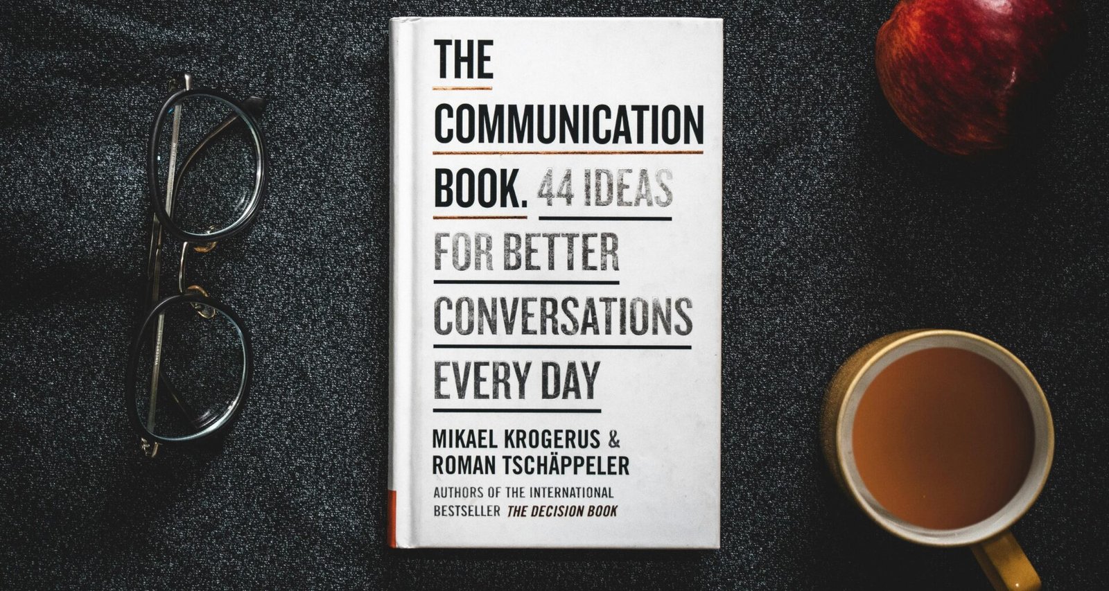 Detailreiche Nahaufnahme verschiedener Gerichte, die appetitlich auf einem Tisch angerichtet wurden