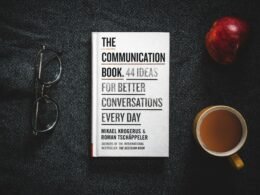 Detailreiche Nahaufnahme verschiedener Gerichte, die appetitlich auf einem Tisch angerichtet wurden