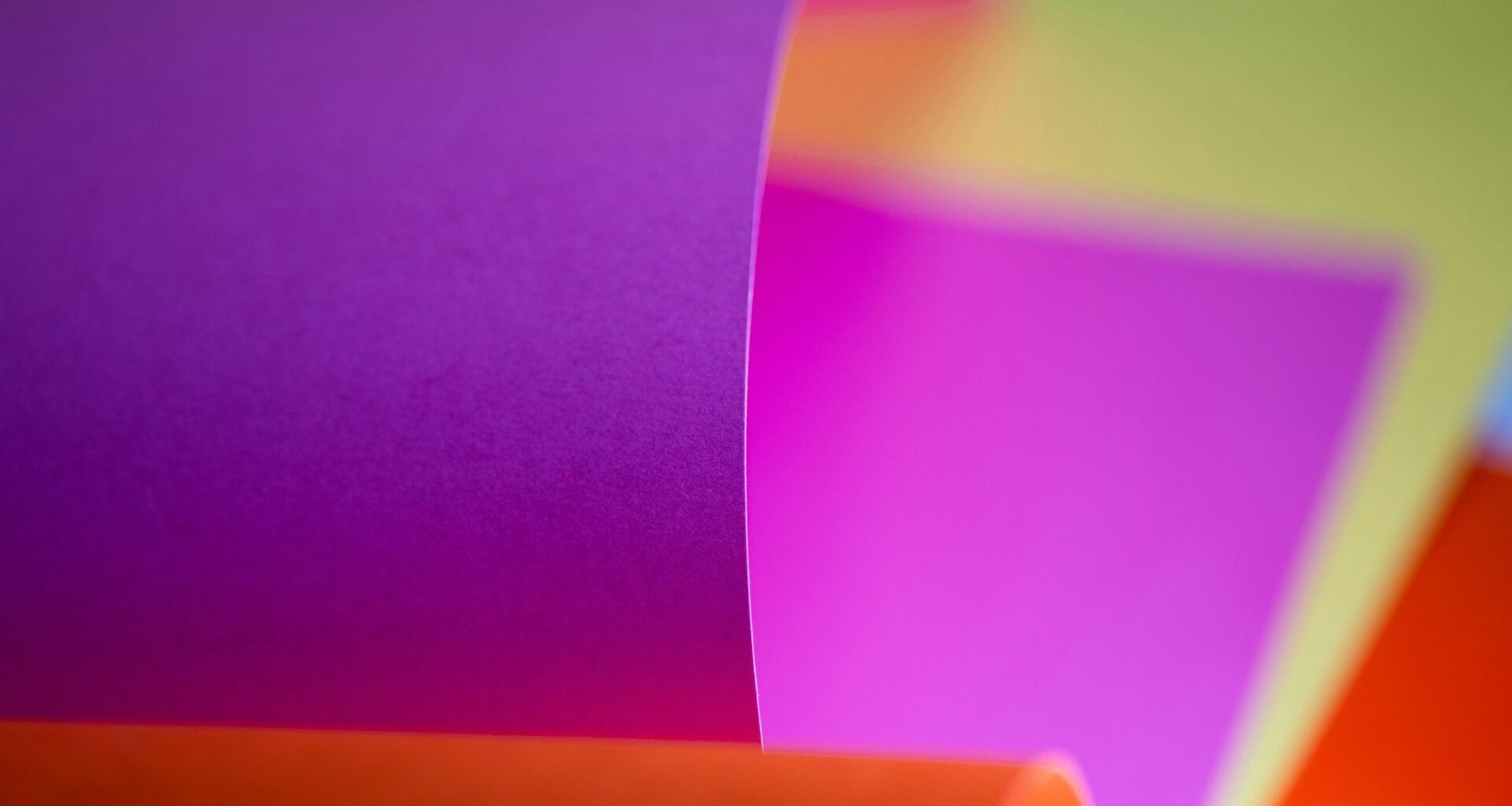 Eine Rolle farbiges Papier aus der Nähe fotografiert, das mehrere Farbnuancen zeigt und kreative Möglichkeiten symbolisiert.