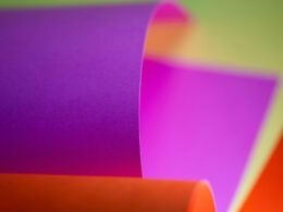 Detailaufnahme einer bunten Papierrolle, die verschiedene Farbschichten für kreative Projekte zeigt